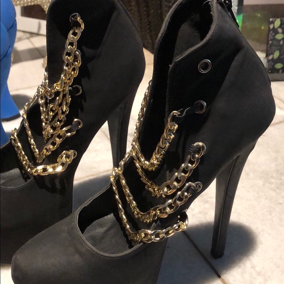 Black high heels with gold chain - Picture 3 of 4